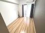 飽きの来ないシンプルモダンなデザイン。木目を活かした建具が落ち着きのある室内を演出します。