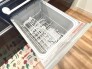 忙しい毎日の家事をサポートしてくれる食洗器付きシステムキッチン。食器をセットしたら、ボタンひとつで全自動。時間の節約にもなりますし、手洗いよりも衛生的で、汚れもスッキリ落としてくれます。 