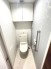 節水はもちろんお手入れのしやすさが特徴の温水シャワー機能付きトイレに新規交換。いつでも清潔なトイレを保てます。