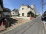 閑静な住宅街、前面道路は交通量も少なく小さなお子様がいるご家庭も安心。
