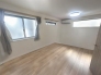 ３階には8.9帖の洋室。お子様の成長に合わせて間仕切りし４部屋＋ＬＤＫにも変更可能※ＡＩによる画像生成済