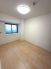 飽きの来ないシンプルモダンなデザイン。木目を活かした建具が落ち着きのある室内を演出します。