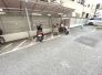 敷地内にバイク置場あります。(空・料金要確認)
