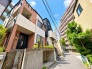 閑静な住宅街、前面道路は交通量も少なく小さなお子様がいるご家庭も安心。
