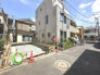 閑静な住宅街、前面道路は交通量も少なく小さなお子様がいるご家庭も安心。
