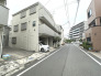 閑静な住宅街、前面道路は交通量も少なく小さなお子様がいるご家庭も安心。
