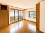 大きな窓辺からの日差しが暖かい室内を演出します。明るい室内は自然と住まう人の気分も明るくしてくれます。
