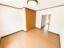 【２階洋室部分】飽きの来ないシンプルモダンなデザイン。木目を活かした建具が落ち着きのある室内を演出します。

