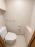節水はもちろんお手入れのしやすさが特徴の温水シャワー機能付きトイレ。いつでも清潔なトイレを保てます。
※ＡＩによる家具消し加工実施済
