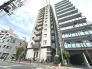 ２００６年築、重厚感ある地上１３階建てレジデンス