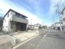 前面道路も広々。車庫入れの苦手な方でもラクラク駐車が可能です。
