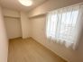 飽きの来ないシンプルモダンなデザイン。木目を活かした建具が落ち着きのある室内を演出します。