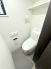 節水はもちろんお手入れのしやすさが特徴の温水シャワー機能付きトイレに新規交換。いつでも清潔なトイレを保てます。（１階トイレ）
