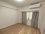 インテリアの映える広々としたお部屋。ゆったりとした空間でお寛ぎください。※ＡＩによる家具消し実施
