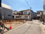 閑静な住宅街、前面道路は交通量も少なく小さなお子様がいるご家庭も安心。
