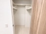 お洋服好きの方に喜ばれるウォークインクローゼット付きです。小物から大きなお荷物までしっかり収納することが出来ますね。随所に確保した収納がすっきりとした住空間を叶えてくれます。※ＡＩによる一部画像生成実施

