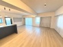 リビングを中心とした設計が明るいファミリー空間を実現。家族団らんの時間も増えそうです。※ＡＩによる家具除去実施
