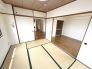 しっかりと落ち着いた雰囲気の和室。畳の香りも心地よく、冬には炬燵を置いて家族団らんの場や来客時のゲストルームとしてもお使いいただけます。
