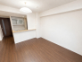 ゆったりとした時間が流れるくつろぎのＬＤＫ。ご家族との会話を中心に考えた一体感のある間取りになっています。陽光をしっかり取り入れた、明るく広々としたリビング空間は家族団欒の場に最適です。※ＡＩによる家具消し加工実施済
