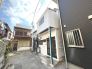閑静な住宅街、前面道路は交通量も少なく小さなお子様がいるご家庭も安心。
