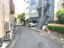 閑静な住宅街、前面道路は交通量も少なく小さなお子様がいるご家庭も安心。
