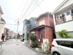 閑静な住宅街、前面道路は交通量も少なく小さなお子様がいるご家庭も安心。