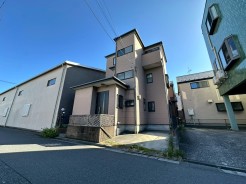 平成13年築の木造3階建て、全居室6帖以上の4LDK+カースペース