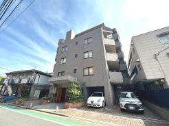 北綾瀬駅徒歩8分、閑静な住宅街に佇む鉄筋コンクリート造り7階建てマンション