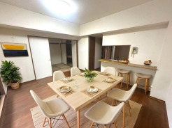 大きな窓辺からの日差しが暖かい室内を演出します。明るい室内は自然と住まう人の気分も明るくしてくれます。