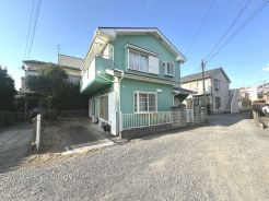 閑静な住宅街、前面道路は交通量も少なく小さなお子様がいるご家庭も安心。