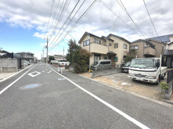 前面道路も7.4m広々。車庫入れの苦手な方でもラクラク駐車が可能です。