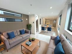 【アーバンポート施工例】くつろぎを開放感が彩るリビングには常に家族の笑顔が溢れます。いつでも内覧可能ですので現地で開放感をご体感ください。