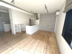 ゆったりとした時間が流れるくつろぎのLDK。ご家族との会話を中心に考えた一体感のある間取りになっています。陽光をしっかり取り入れた、明るく広々としたリビング空間は家族団欒の場に最適です。