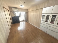 一日の中で最も長い時間を過ごすLDKは13.5帖と広々、レイアウトもしやすく、広々とした空間には自然と家族の笑顔が集います。※AIによる家具消し修正実施