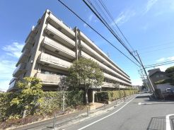 「西新井大師西」駅徒歩6分、鉄筋コンクリート造り6階建て、総戸数70戸のコミュニティ