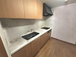 お手入れのしやすい人工大理石トップのシステムキッチン。収納スペースも豊富。3口コンロでお料理の幅も広がりますね。※AIによる家具消し修正実施