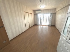 南向きの室内、大きな窓からの明るい陽光がリビングを包み込んでくれます。明るい空間では自然と気持ちも明るくなれますね。※AIによる家具消し修正実施