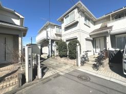 閑静な住宅街、前面道路は交通量も少なく小さなお子様がいるご家庭も安心。