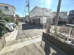 前面道路も5m広々。車庫入れの苦手な方でもラクラク駐車が可能です。