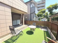 1階部分には南向きの明るいテラス。晴れた日はテラスがもう一つのリビングに