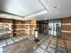 広々としたエントランスホールが開放感を演出。タイル張りの上質な空間。