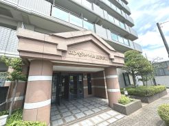 重厚な雰囲気を醸し出す、高級感のあるエントランス