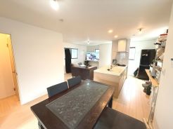 ゆったりとした時間が流れるくつろぎのLDK。ご家族との会話を中心に考えた一体感のある間取りになっています。陽光をしっかり取り入れた、明るく広々としたリビング空間は家族団欒の場に最適です。