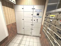 24時間宅配ボックス完備。不在時でも荷物が受け取れ大変便利です。