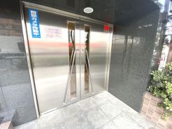 重厚な雰囲気を醸し出す、高級感のあるエントランス