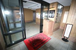 広々としたエントランスホールが開放感を演出。タイル張りの上質な空間。