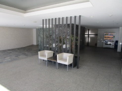 エントランスホールには広々としたラウンジスペースが。居住者の憩いの場や急な来客時の対応等にもお使いいただける共用スペースです。