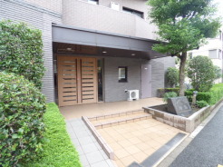 重厚な雰囲気を醸し出す、高級感のあるエントランス