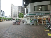 ローソンストア100北赤羽駅前店