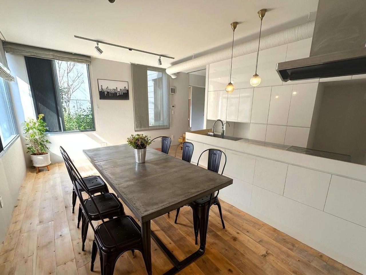 リビングが見渡せる人気の対面キッチンを採用。お料理しながら家族の会話も弾みます。目が届きますので小さなお子様がいるご家庭でも安心。